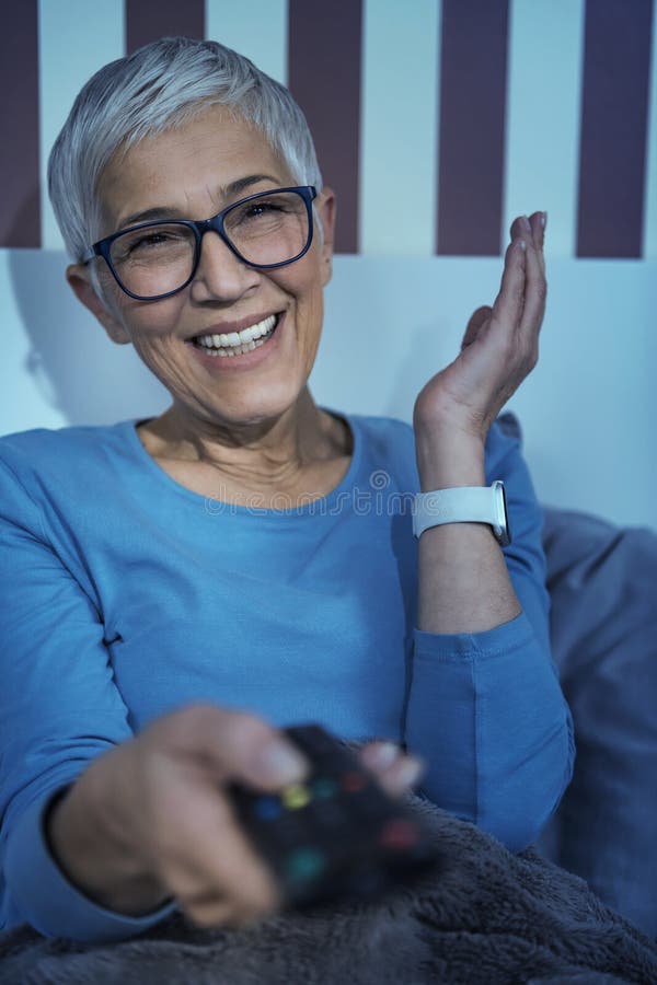 https://thumbs.dreamstime.com/b/smiling-senior-woman-bed-binge-watching-television-program-holding-remote-control-late-night-smiling-senior-woman-binge-204659679.jpg