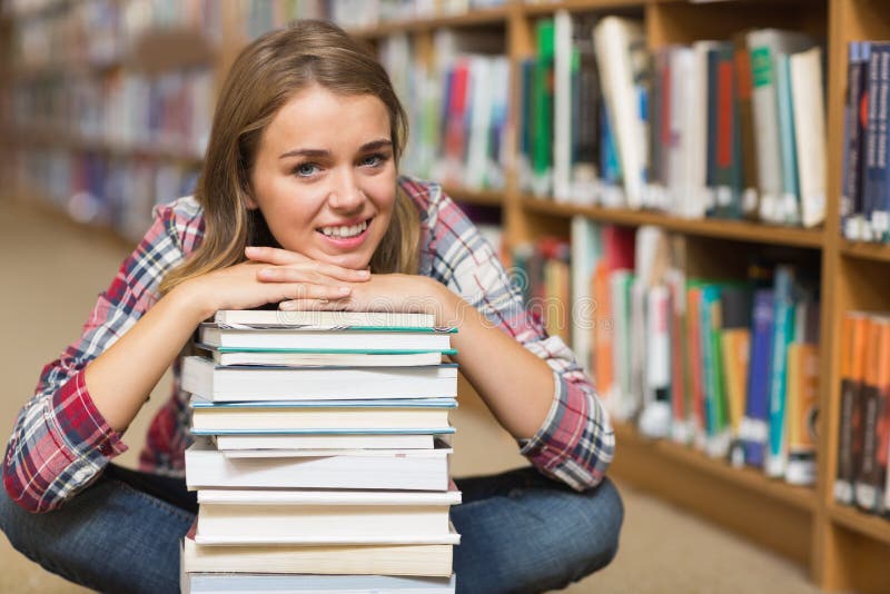 Alumno sobre el biblioteca piso pendiente sobre el de libros en Universidad.