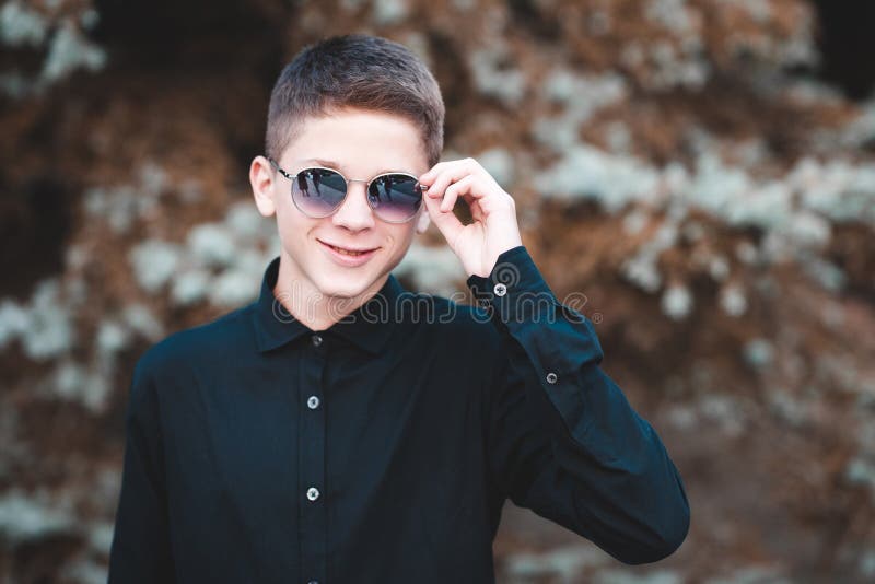 https://thumbs.dreamstime.com/b/smiling-teen-boy-year-old-wearing-sun-glasses-outdoors-over-nature-background-looking-camera-teenagerhood-teen-boy-posing-147510617.jpg