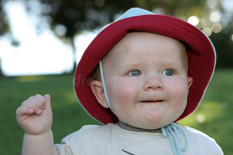 Smiling toddler in floppy hat