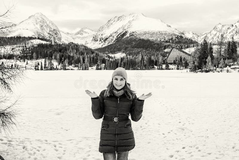 Usmívající se turistická žena v letovisku Štrbské pleso, Slovensko, bezbarvý