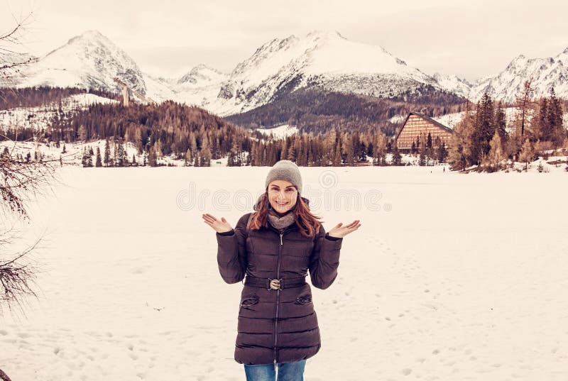 Usmívající se turistická žena v letovisku Štrbské pleso, Slovensko, červený filtr