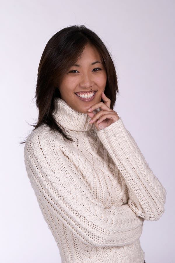 Smiling woman in cableknit sweater royalty free stock photography Smiling woman in cableknit sweater royalty free stock photography