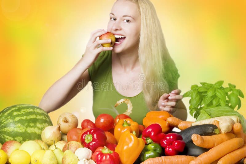 Lächelnde Frau Obst Essen bunten hintergrund.