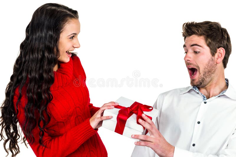 Парень удивляет девушку. Мужчина удивляется подарку. Удивление от подарка мужчине. Девушка удивляется подарку парня. Мужчина удивляет подарком девушку.