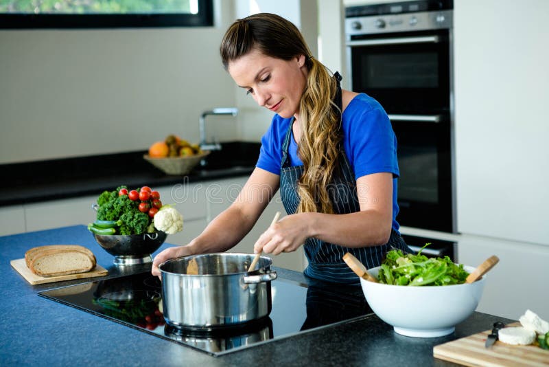 smiling woman preparing vegetables for dinner royalty free stock photography smiling woman preparing vegetables for dinner royalty free stock photography