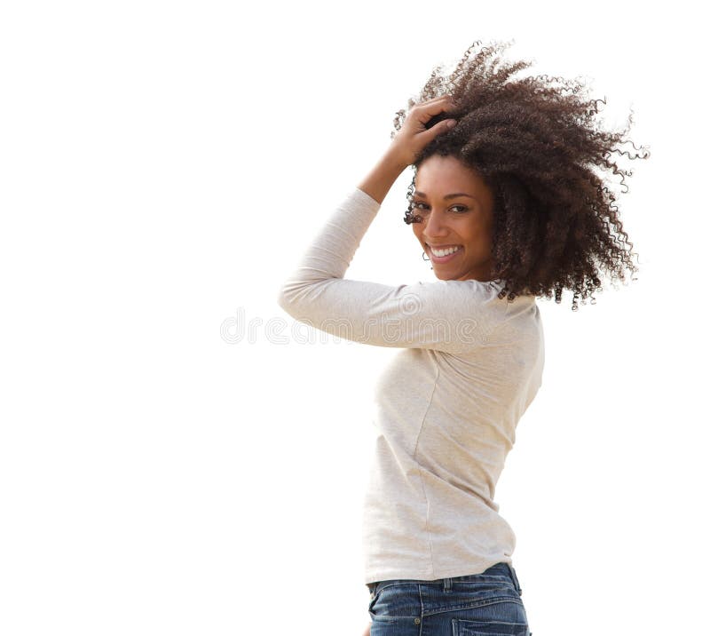 Ritratto di una bella sorridente giovane donna afro-americana con i capelli in capelli.