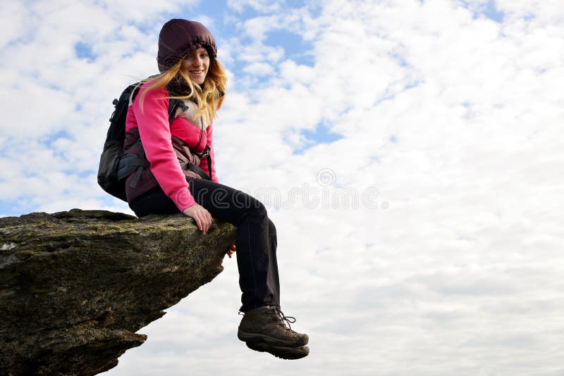 Smillings-Mädchen, das auf einem Felsen sitzt lizenzfreie stockbilder Smillings-Mädchen, das auf einem Felsen sitzt lizenzfreie stockbilder