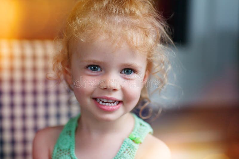 Smilng de petite fille images stock Smilng de petite fille images stock