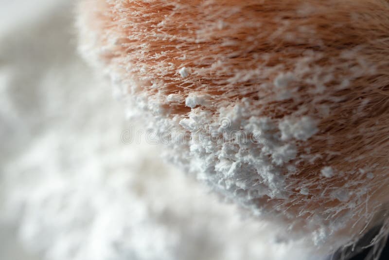 Sminkborste och genomskinlig l?s pulvermakro fotografering för bildbyråer Sminkborste och genomskinlig l?s pulvermakro fotografering för bildbyråer