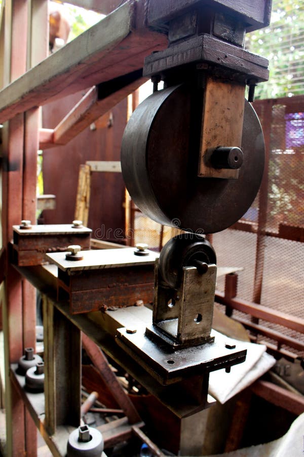 Smith Tool, proceso de la fábrica del trabajo del metal realizando la operación de torneado mecánica en la máquina para la indust foto de archivo Smith Tool, proceso de la fábrica del trabajo del metal realizando la operación de torneado mecánica en la máquina para la indust foto de archivo