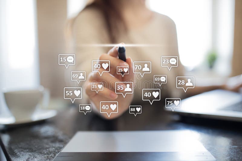 SMM, podobieństwa, zwolennicy i wiadomości ikony na wirtualnym ekranie, marketingowy medialny socjalny Biznesu i interneta pojęci zdjęcie royalty free SMM, podobieństwa, zwolennicy i wiadomości ikony na wirtualnym ekranie, marketingowy medialny socjalny Biznesu i interneta pojęci zdjęcie royalty free