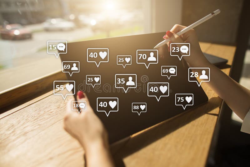 SMM, podobieństwa, zwolennicy i wiadomości ikony na wirtualnym ekranie, marketingowy medialny socjalny Biznesu i interneta pojęci zdjęcia stock SMM, podobieństwa, zwolennicy i wiadomości ikony na wirtualnym ekranie, marketingowy medialny socjalny Biznesu i interneta pojęci zdjęcia stock