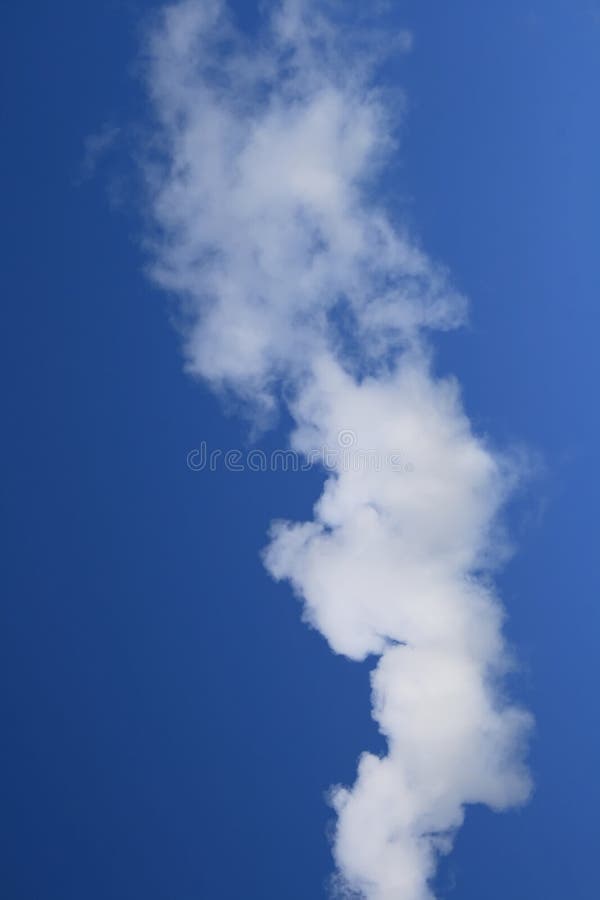 Fumar ascendiendo todo el camino hasta la parte superior de cielo azul.