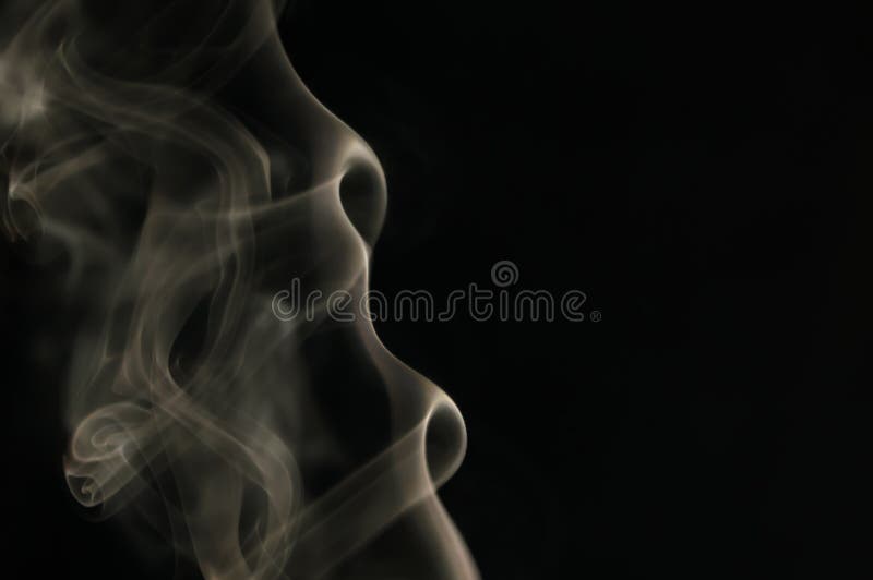 Volute di fumo su sfondo nero.