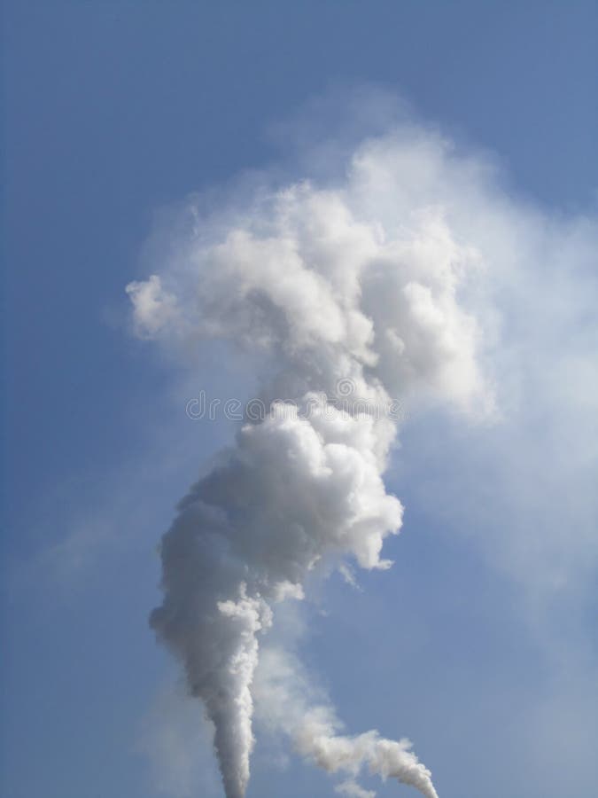 Chemických látek a kouře, které je emitováno z komínu.
