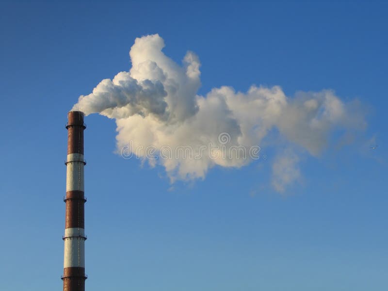 Fumar pila sobre el cielo azul.