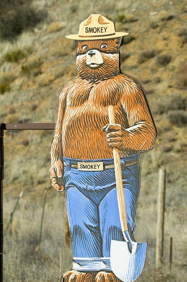 Smokey niedźwiedź ostrzega pożary lasu w Ventura okręgu administracyjnym blisko Lockwood doliny, Kalifornia na autostradzie 33