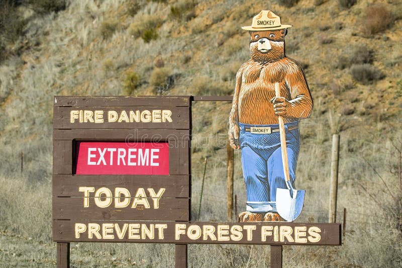 Smokey niedźwiedź ostrzega pożary lasu w Ventura okręgu administracyjnym blisko Lockwood doliny, Kalifornia na autostradzie 33