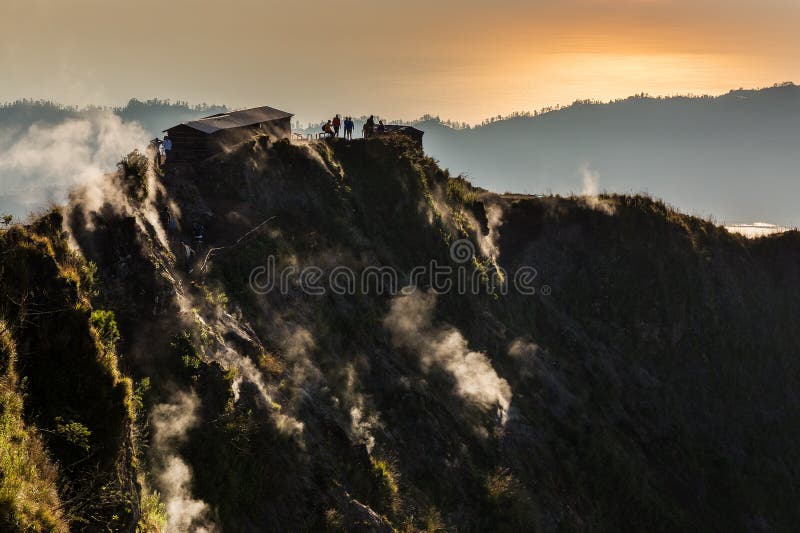 Krásny výhľad na východ slnka na vrchole Mount Batur na ostrove Bali, Indonézia, s výhľadom na kráter počas exkurzie s dymu prichádza z hôr.