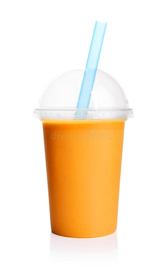Smoothie anaranjado en taza transparente plástica foto de archivo Smoothie anaranjado en taza transparente plástica foto de archivo
