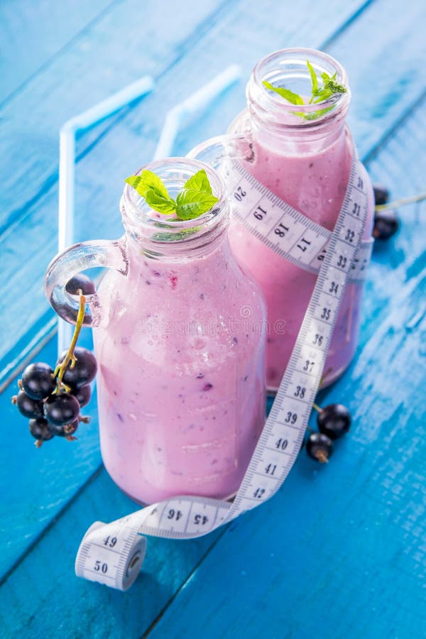 Smoothie con sabor a fruta con la grosella negra foto de archivo libre de regalías Smoothie con sabor a fruta con la grosella negra foto de archivo libre de regalías
