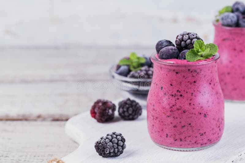 Smoothie de baie, boisson saine de yaourt de detox, régime ou nourriture c de vegan image libre de droits Smoothie de baie, boisson saine de yaourt de detox, régime ou nourriture c de vegan image libre de droits