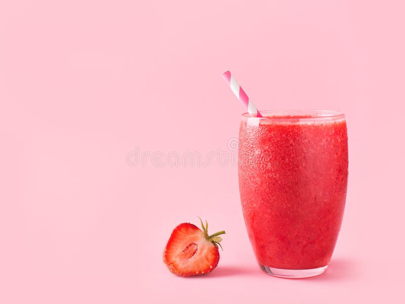 Smoothie de fraise et baies crues fraîches image libre de droits Smoothie de fraise et baies crues fraîches image libre de droits