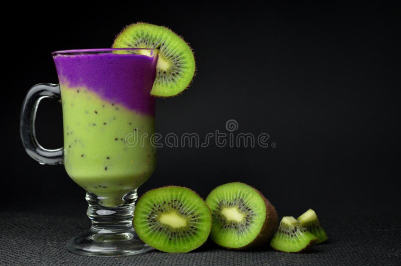Smoothie de fruit frais images libres de droits Smoothie de fruit frais images libres de droits