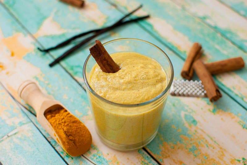 Smoothie de la cúrcuma fotografía de archivo Smoothie de la cúrcuma fotografía de archivo
