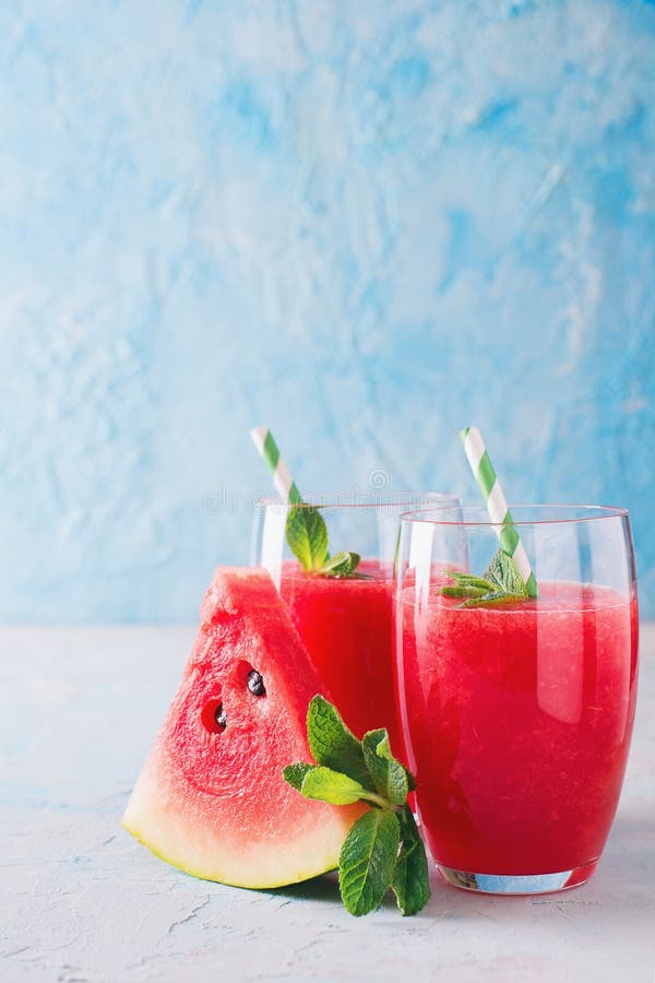 Smoothie de pastèque avec la tranche de fruit et de feuille de menthe photographie stock libre de droits Smoothie de pastèque avec la tranche de fruit et de feuille de menthe photographie stock libre de droits