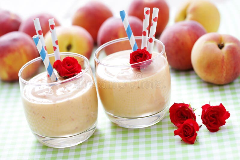 Smoothie del melocotón fotografía de archivo libre de regalías Smoothie del melocotón fotografía de archivo libre de regalías