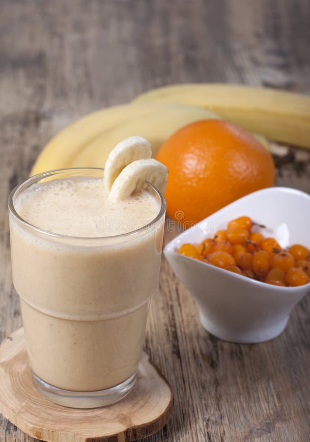 Smoothie Der Banane, Orangensaft, Gefrorener Sanddorn Mit Y Stockfoto ...