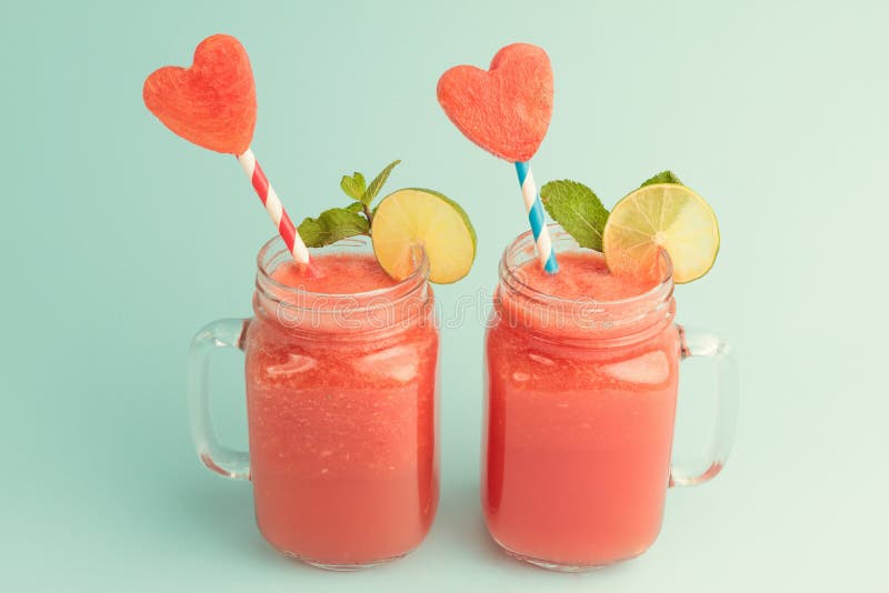 Smoothie frais de pastèque dans des pots de maçon image stock Smoothie frais de pastèque dans des pots de maçon image stock
