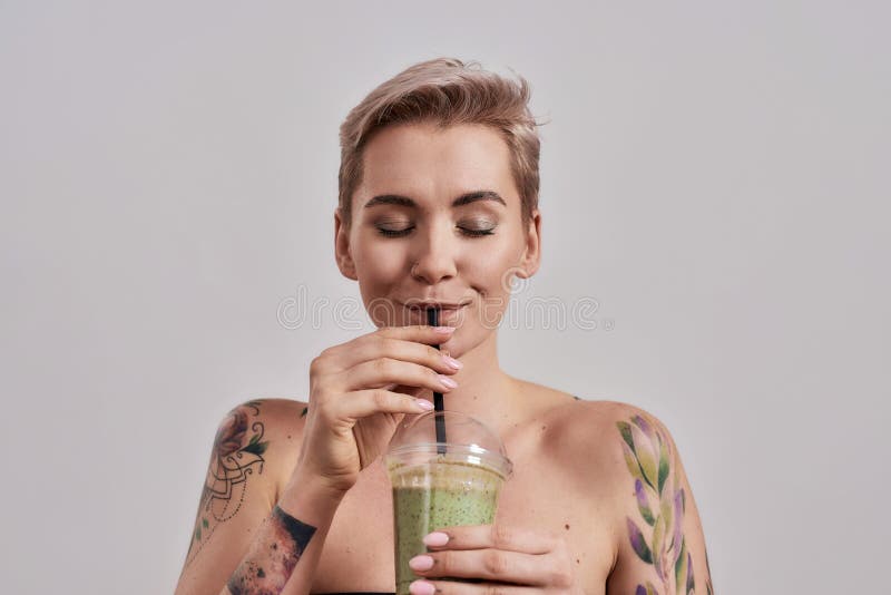 Hombre Tatuado Con Toalla Bebiendo Agua De Botella Deportiva En El Gimnasio  Imagen de archivo - Imagen de tatuado, gordo: 194021233