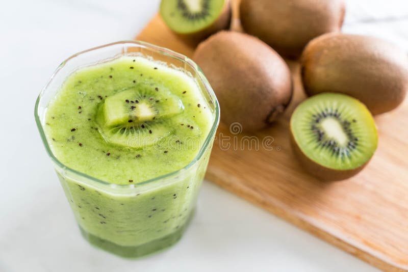 Smoothie fresco sano del kiwi en vidrio fotografía de archivo Smoothie fresco sano del kiwi en vidrio fotografía de archivo