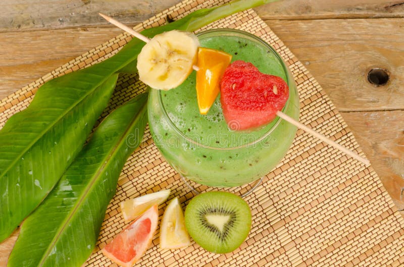 Smoothie de fruta imagens de stock royalty free