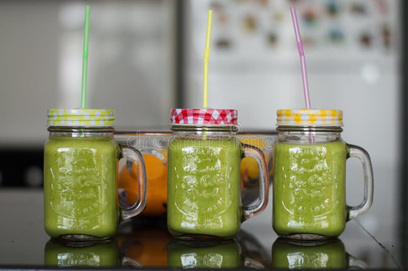 Smoothie in glazen met stro stock foto's Smoothie in glazen met stro stock foto's