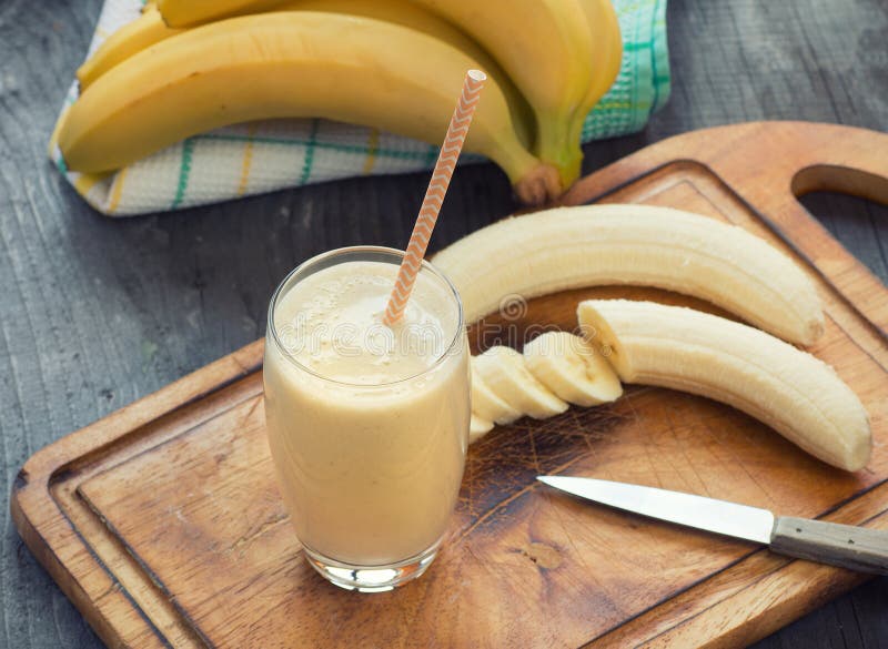 Smoothie hecho fresco del plátano imagen de archivo libre de regalías Smoothie hecho fresco del plátano imagen de archivo libre de regalías