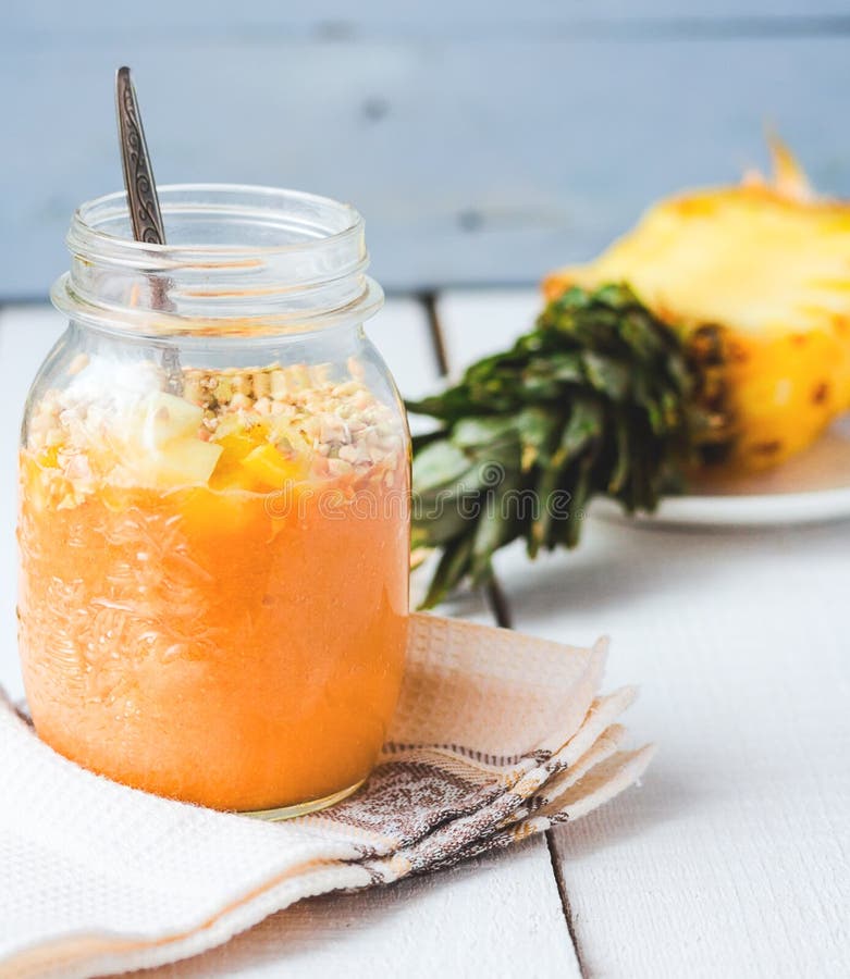 Smoothie med tropiska frukter, ananas, persikan och gräsplanbuckwh royaltyfria bilder Smoothie med tropiska frukter, ananas, persikan och gräsplanbuckwh royaltyfria bilder