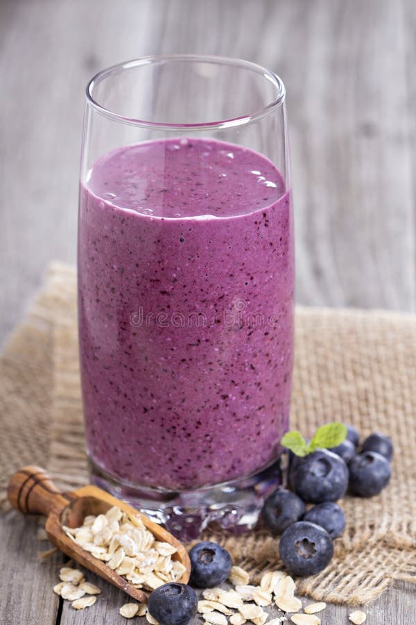 Smoothie met bosbessen en havermeel stock fotografie Smoothie met bosbessen en havermeel stock fotografie