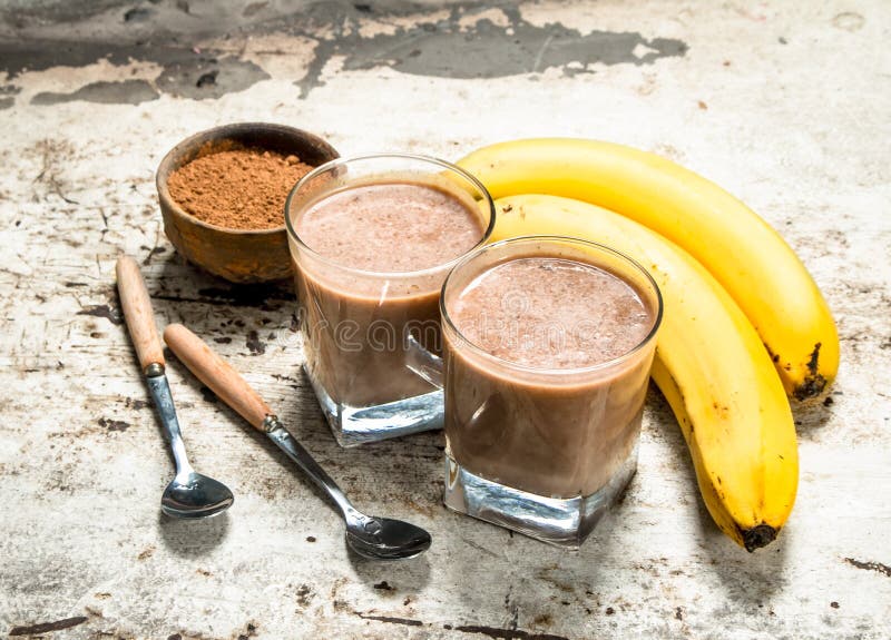 Smoothie met cacao en banaan stock afbeeldingen Smoothie met cacao en banaan stock afbeeldingen
