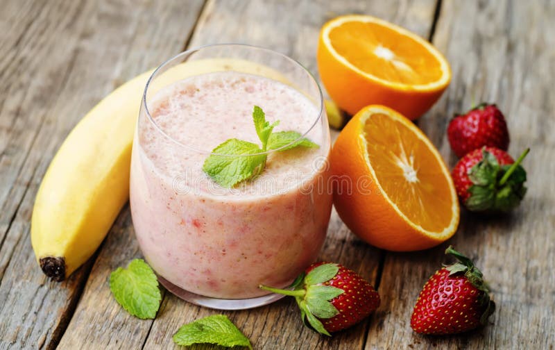 Smoothie Mit Erdbeeren, Banane Und Orange Stockbild - Bild von banane ...