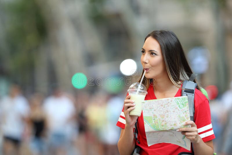Smoothie potable guidé de touriste de l'adolescence photographie stock Smoothie potable guidé de touriste de l'adolescence photographie stock
