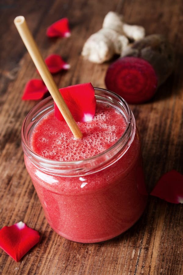 La Bouteille Rose De Smoothie Avec Les Baies Et Le Cardon De Vol Part