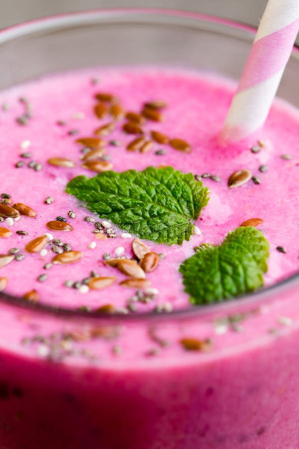 Smoothie, roze sap op de grijze achtergrond royalty-vrije stock foto Smoothie, roze sap op de grijze achtergrond royalty-vrije stock foto