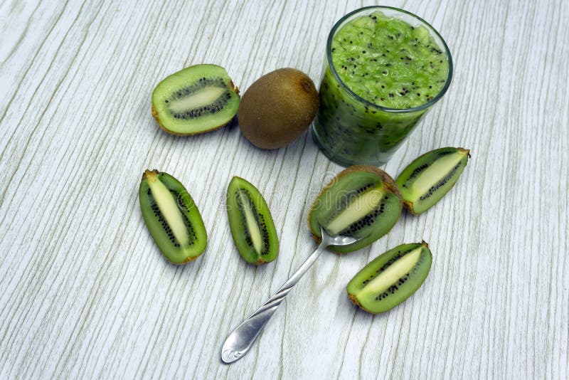 Smoothie sain avec le kiwi, le raisin vert, et la banane dans le pot en verre, horizontal photo libre de droits Smoothie sain avec le kiwi, le raisin vert, et la banane dans le pot en verre, horizontal photo libre de droits