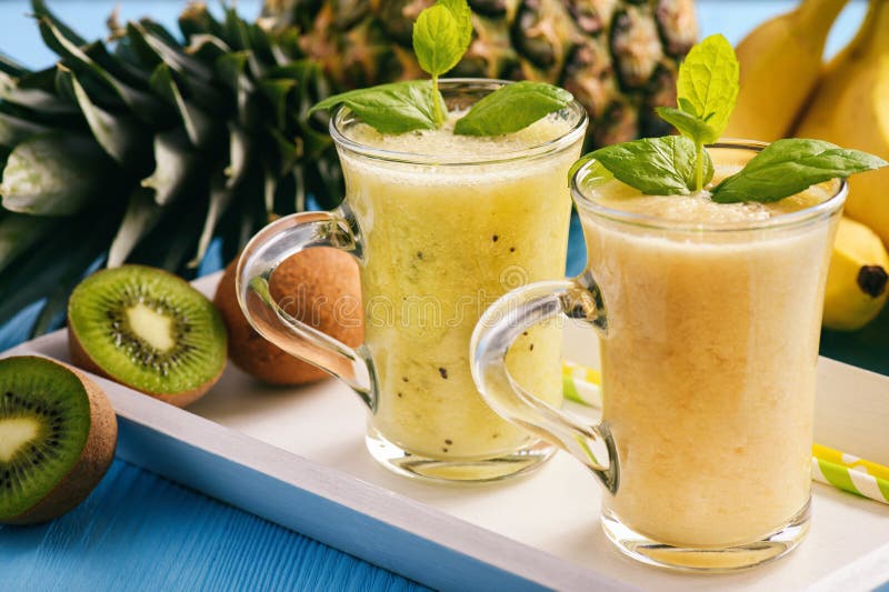 Smoothie sain avec le pineaple, les kiwis et les bananes images stock Smoothie sain avec le pineaple, les kiwis et les bananes images stock