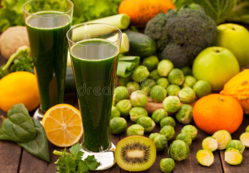 Smoothie sain vert de detox image libre de droits Smoothie sain vert de detox image libre de droits