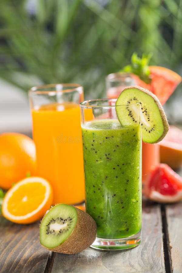 Download Smoothie sano fotografia stock. Immagine di kiwi, smoothie - 117981052